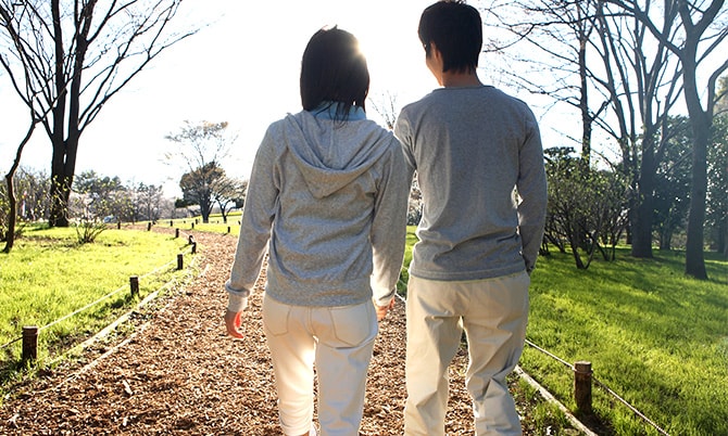 公園を歩く若者たち